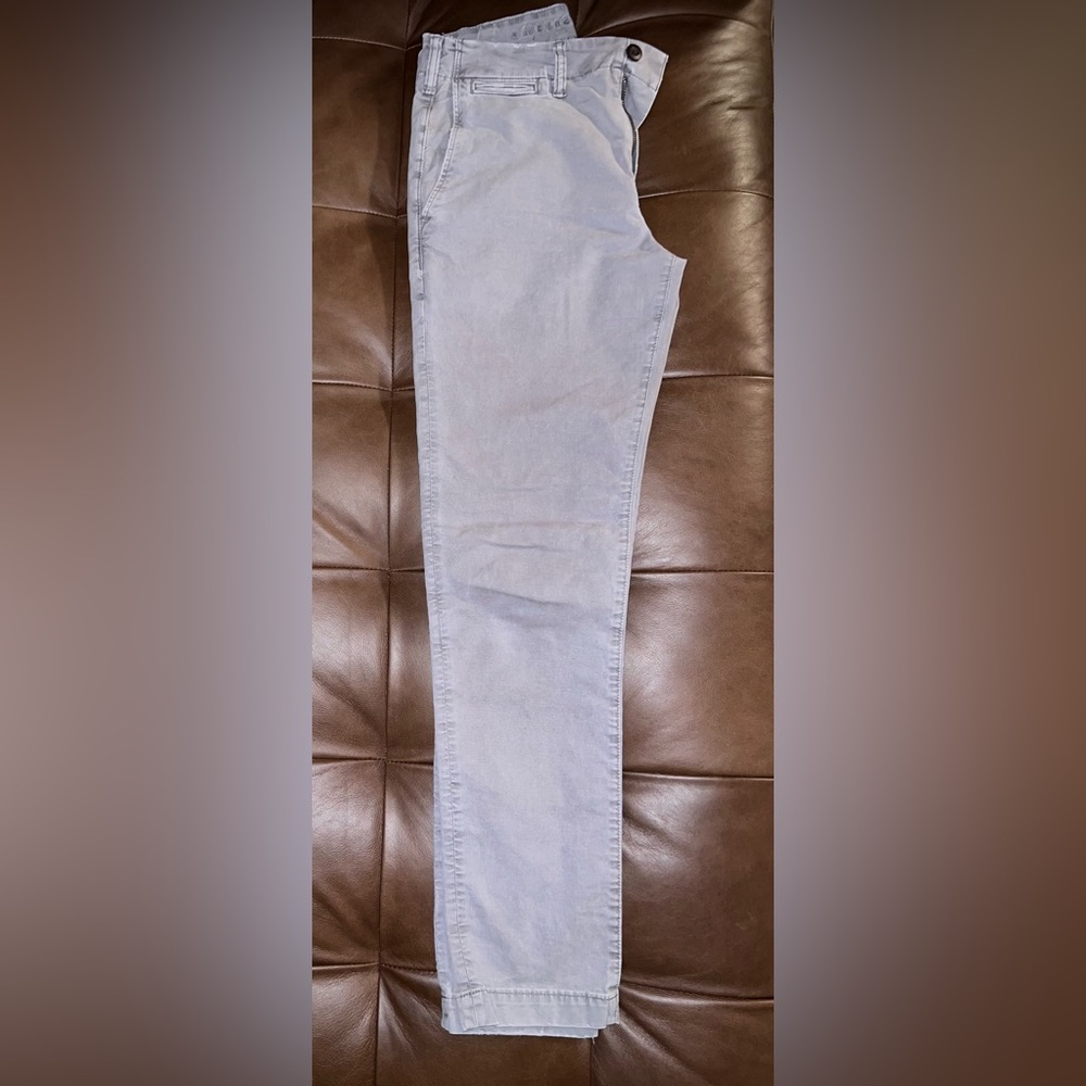 Men’s 29x32 American Eagle khaki pants in Light Grey, slim